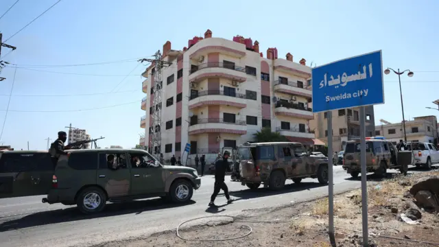 تستعد القوات الحكومية لإعادة انتشارها في مدينة السويداء مجدداً، بحسب مصدر رسمي