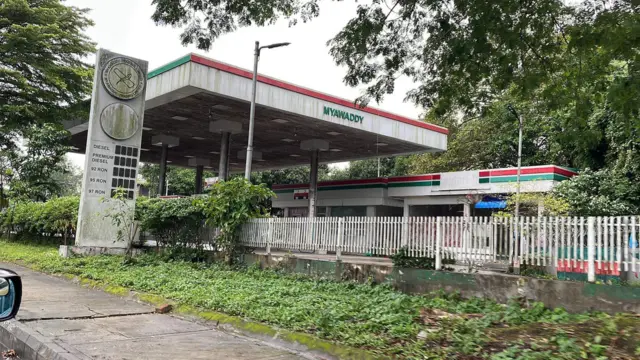 ဆိုင်ပိတ်ထားတဲ့ ရန်ကုန်မြို့ တက္ကသိုလ်ရိပ်သာလမ်းပေါ်က စစ်ကောင်စီပိုင် မြဝတီစက်သုံးဆီဆိုင်