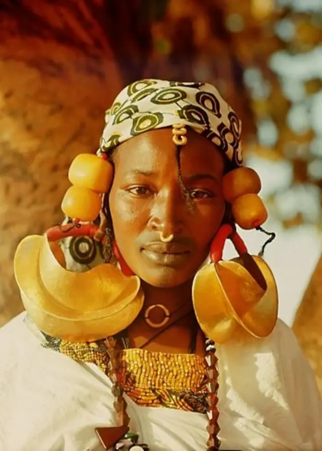 Une femme avec des bijoux de valeur.