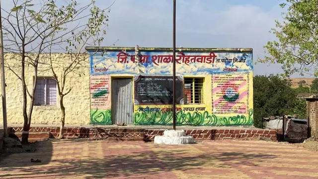 रोहतवाडी येथील शाळा