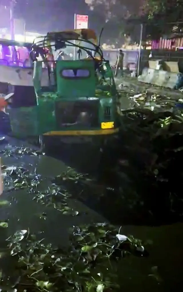 या स्फोटामुळे आजूबाजूच्या वाहनांनाही आग लागली.