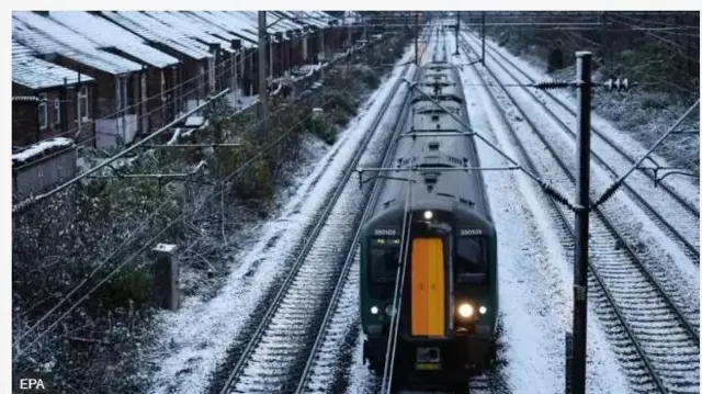 Aworan oju ọna ọkọ oju irin ti yinyin wa lasiko ti ọkọ n rin.