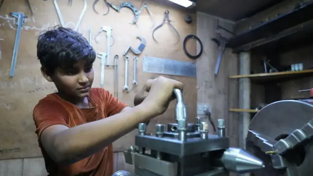 طفل يعمل في مهنة توصف بالخطيرة.