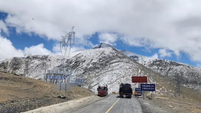 हिउँले ढाकिएका पहाड