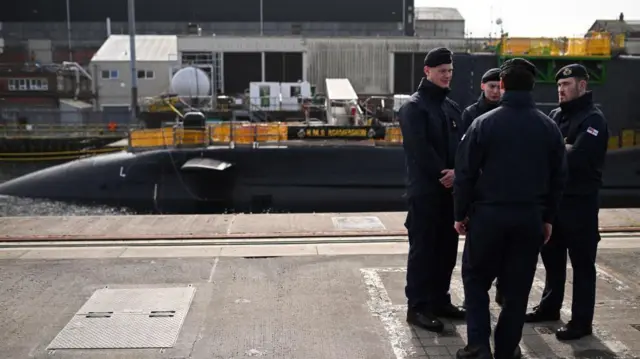 英国海军人员站在“阿加曼农号”（HMS Agamemnon）核潜艇前