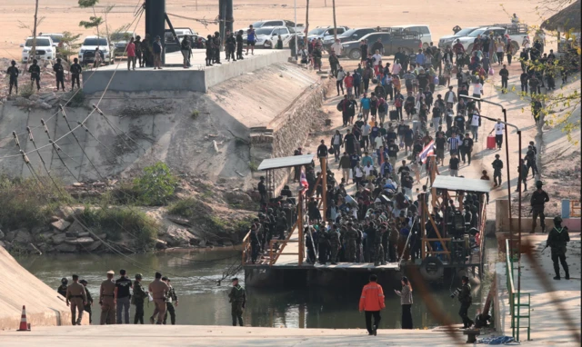 Lammiileen biyyoota adda addaa wiirtuuwwan gowwoomsaa onlaayinii Maayinaamaar keessa gadi dhiifamanii gara Daangaa Taayilanditti wayita ce'an.
