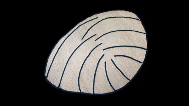 Tapis de jute crème avec un tissage aux lignes sombres et incurvées