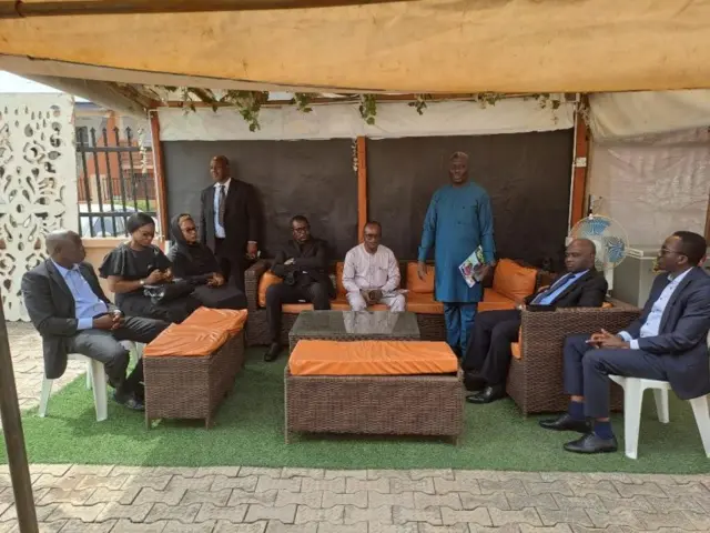 Àwọn òṣìṣẹ́ CBN lásìkò tí wọ́n ṣàbẹ̀wò sílé tọkọtaya tí wọ́n dáná sun ní Abeokuta