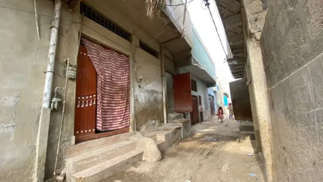 సీమా భర్త సౌదీ అరేబియా నుంచి తనకు ఫోన్ చేసి, ఒక నెల రోజులపాటు ఇంటిని చూసుకోవాలని చెప్పారని మంజూర్ అన్నారు