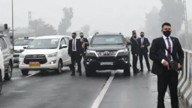 பிரதமர் மோதியின் வாகன அணி.