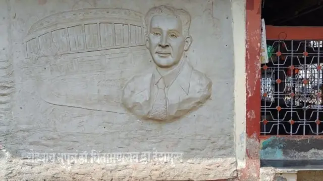 रोहा शहरात सी. डी. देशमुख यांचं भिंतीवर रेखाटलेलं शिल्प