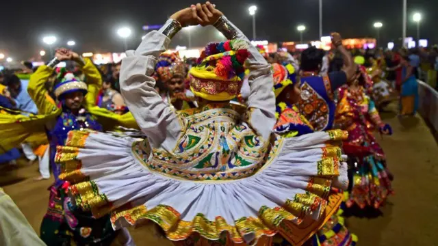 નવરાત્રિ સમયે ગરબા લેતા ખેલૈયા