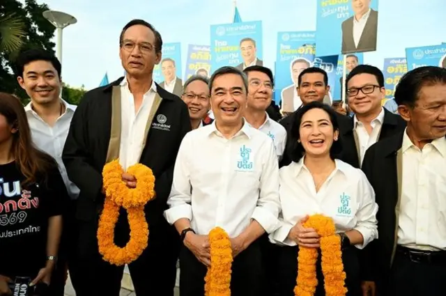 นายอภิสิทธิ์ เวชชาชีวะ หัวหน้าพรรคประชาธิปัตย์ (ปชป.) และแคนดิเดตนายกรัฐมนตรีคนที่ 1 ของพรรค