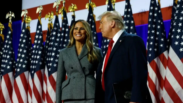 Bà Melania Trump xuất hiện trên sân khấu cùng ông Donald Trump vào đêm bầu cử