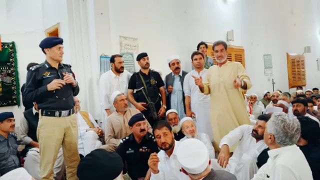 ریجنل پولیس افسر آر پی او ملاکنڈ سید فدا حسین شاہ نے جمعے کو پولیس اہلکاروں اور علاقے کے عمائدین سے ملاقاتیں کی ہیں اور کہا ہے کہ پولیس نے بہادری سے مقابلہ کیا ہے