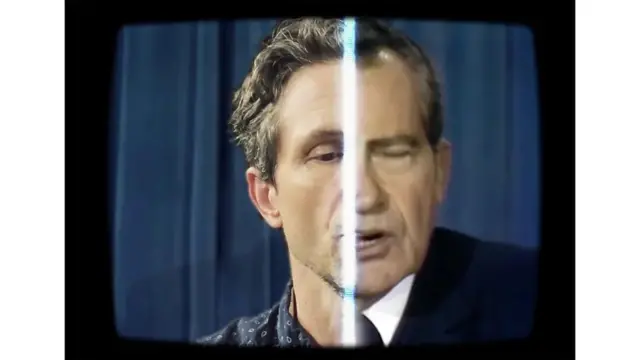 Президент Ніксон, здається, зачитує промову "У разі катастрофи на Місяці", з використанням голосу актора та штучного інтелекту