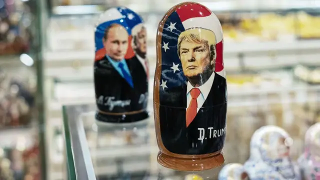 Uma loja de souvenirs exibe bonecas Matryoshka com o presidente russo Vladimir Putin e presidentes dos EUA, incluindo Donald Trump, em dezembro de 2019 em Moscou, Rússia