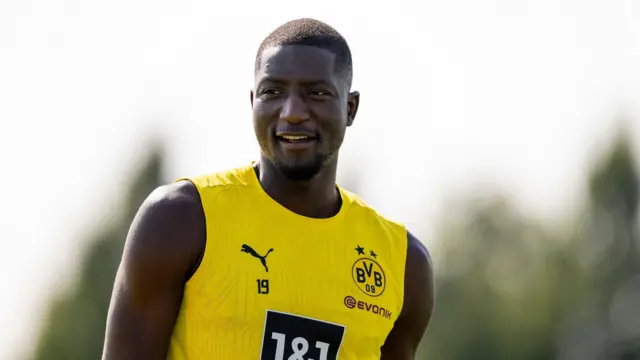 Ɗan wasan gaban Borussia Dortmund Serhou Guirassy yana atisaye.