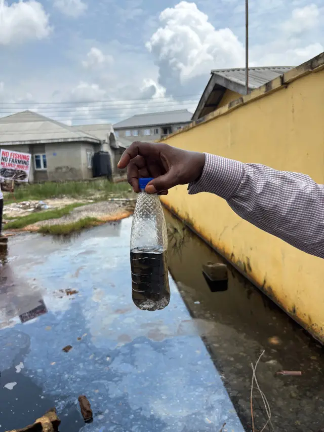 Water wey run black after dem fetch from a water facility for Bille Kingdom
