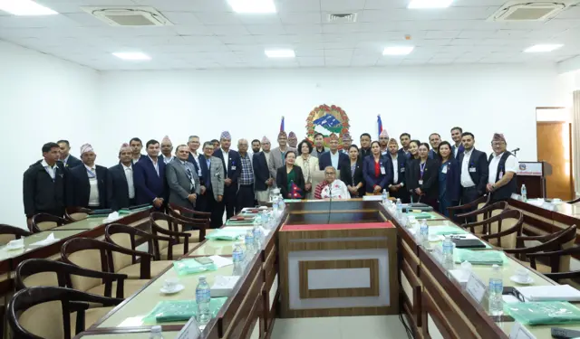 मन्त्रिपरिषद् कार्यालयमा विभिन्न अधिकारीहरूसित प्रधानमन्त्री सुशीला कार्की