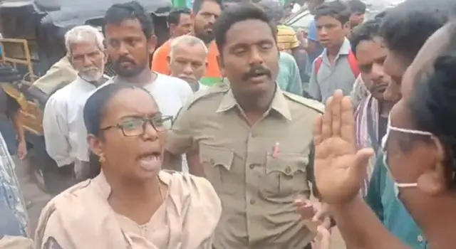 పోలీసులకు, ప్రజలకు మధ్య వాగ్వాదం