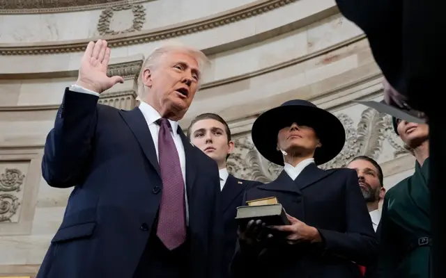 Президент Трамп складає присягу 