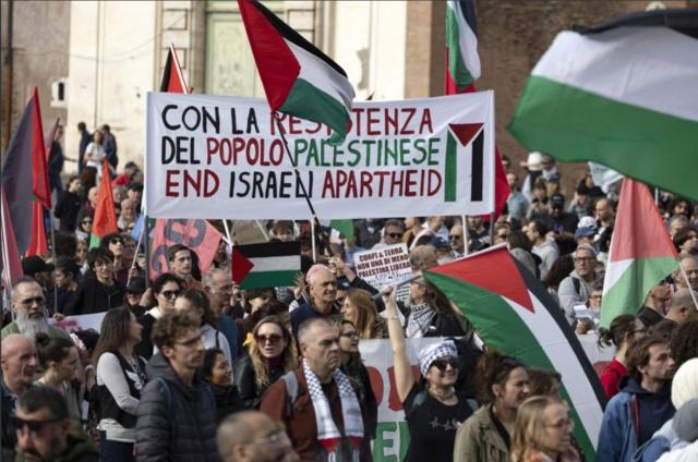 متظاهرون يحملون الأعلام الفلسطينية خلال مظاهرة لدعم الشعب الفلسطيني في روما، إيطاليا، 30 مارس/آذار 2024