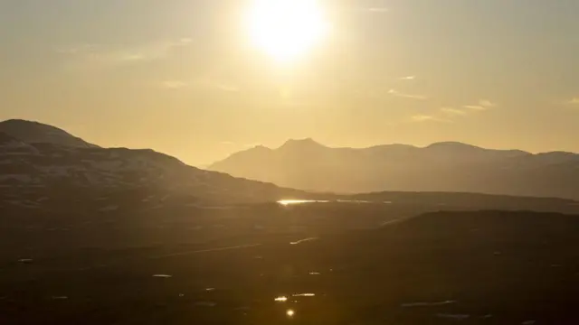Yaz gündönümü döneminde Kuzey Kutbu'na yakın bölgelerde "gece yarısı güneşi" yaşanır