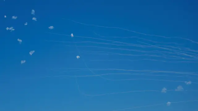 رد دودهای سفید رنگ در آسمان آبی 