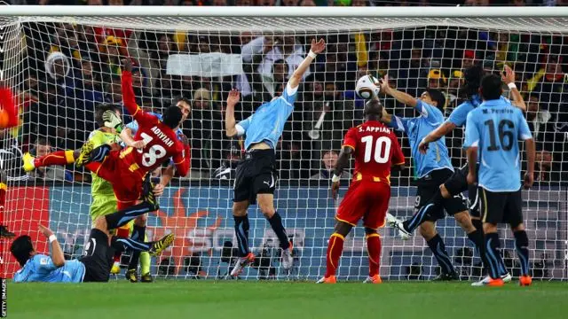 Luis Suarez handle ball wey prevent Ghana from scoring in 2010