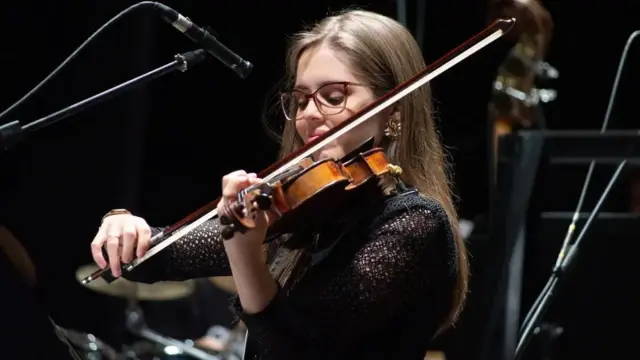 Otielen Santos tocando em orquestra