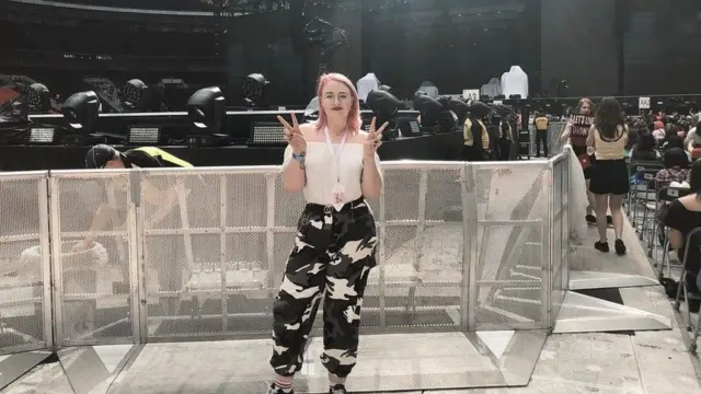 공연장에서 포즈를 취한 베스 로