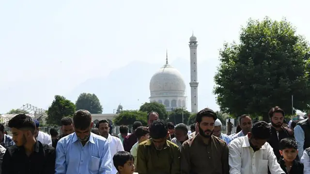 डल झील के पास हज़रतबल मस्जिद