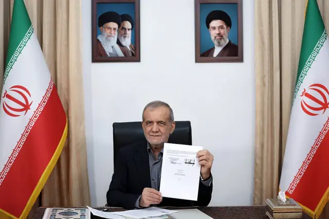 الرئيس الإيراني مسعود بزشكيان يوقع مذكرة تفاهم تهدف إلى إنهاء الحرب بين إيران والولايات المتحدة -بوساطة باكستانية- في مكتبه بطهران، في 18 يونيو/حزيران عام 2026.