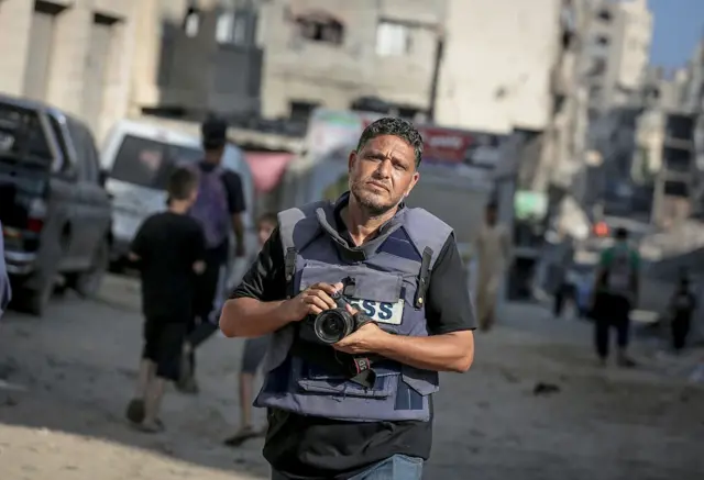 بدأ الصحفي في بي بي سي، مجدي كاريك، إضراباً عن الطعام مع بعض زملائه لتسليط الضوء على الوضع الإنساني في غزة، ويحاول تغطية ما يحدث في غزة في ٢٥ يوليو/تموز ٢٠٢٥.