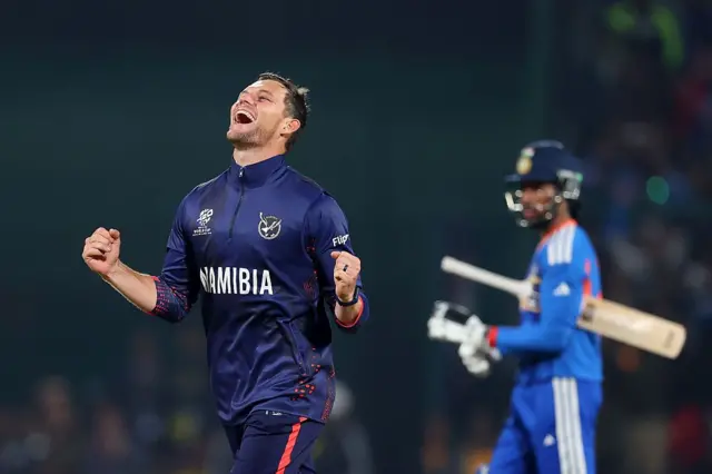 شری رام نامی صارف نے ایکس پر لکھا کہ ’پاکستان کے خلاف میچ انڈیا کے لیے آسان نہیں ہونے والا۔‘

