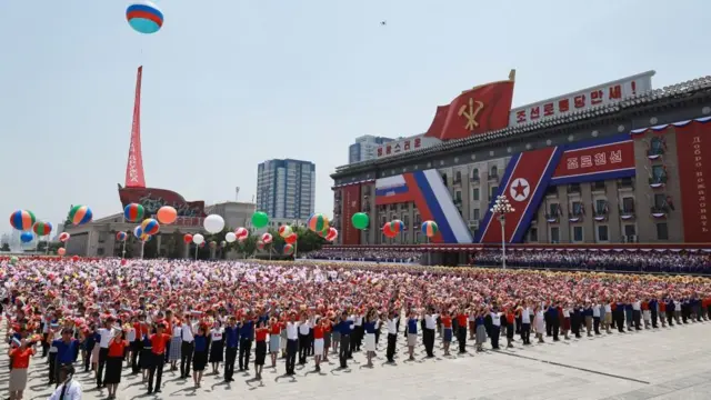 2024년 6월 19일 북한 평양에서 김정은 국무위원장과의 회담을 위해 방문한 블라디미르 푸틴 러시아 대통령을 환영하는 행사에 북한 주민들이 참석하고 있다