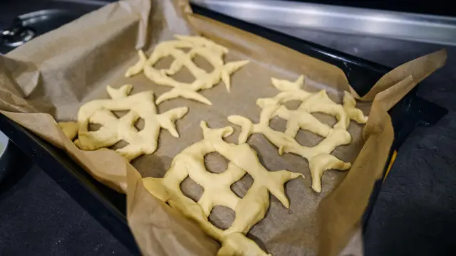 Псатир - випічка у формі кола з хрестом посередині на деко