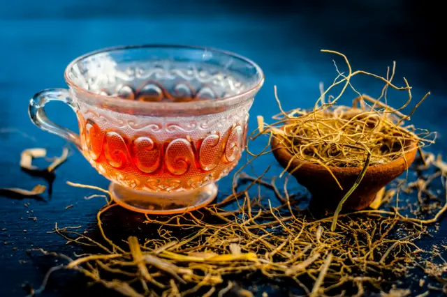 Des racines de vétiver et son infusion