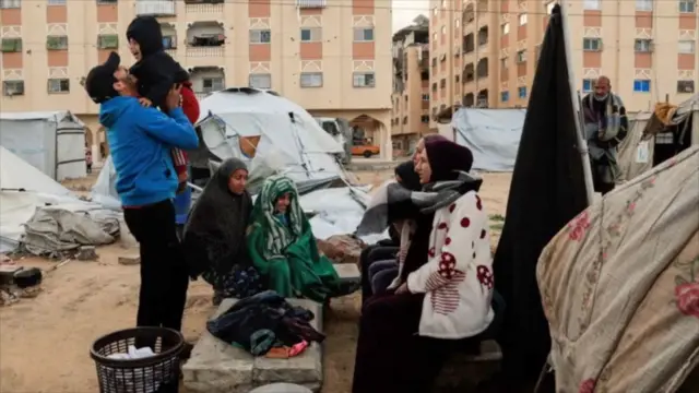 تصویری از یک خانواده فلسطینی که در فضای سرد در فضای بیرون حضور دارند.