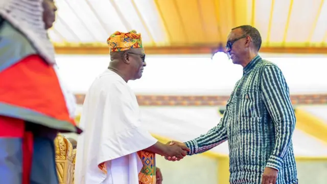 Foto of John Mahama and Paul Kagame as dem shake hands for di event 