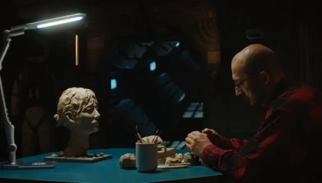 чоловік і скульптура 