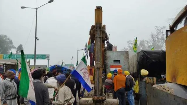প্রশাসনের ‘কড়া প্রতিরোধের’ মোকাবিলা করতে তৈরি ছিলেন আন্দোলনকারীরা।