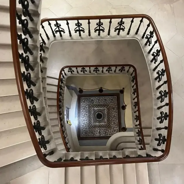 نمای راه‌پله‌ از بالا که موزاییک رومی را در کف ساختمان را نشان می‌دهد