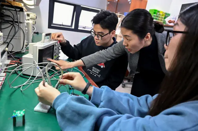 Sinh viên nghiên cứu bán dẫn tại Hà Nội