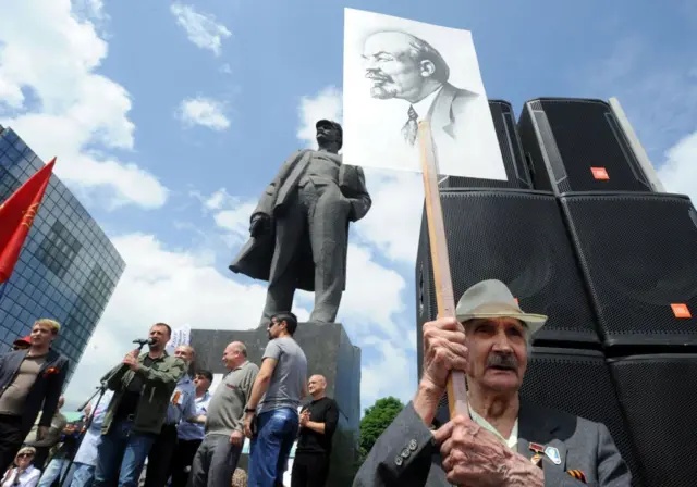 Người về hưu cầm ảnh Lenin trong biểu tình chống Maidan ở Donetsk (2014)