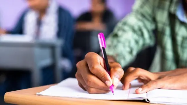 ஒருவர் தேர்வு எழுதும் ஒரு புகைப்படம் 