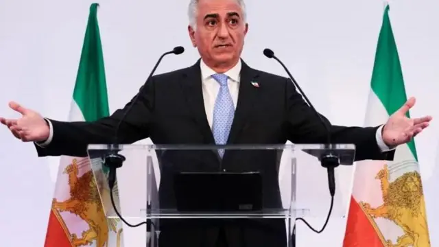 رضا پهلوی پشت تریبون در حال سخنرانی