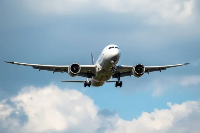 Un avión comercial despegando
