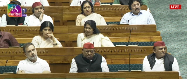 राहुल गांधी, अवधेश प्रसाद और अखिलेश यादव (पहली पंक्ति में बाएं से दाएं)